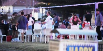 சிட்னியில் பயங்கரவாத தாக்குதல்: குறைந்தது 16 பேர் உயிரிழப்பு