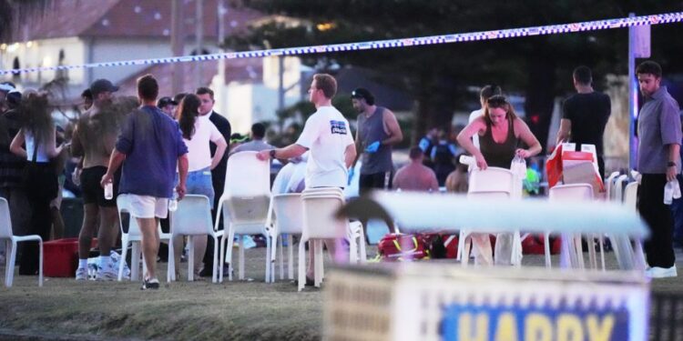 சிட்னியில் பயங்கரவாத தாக்குதல்: குறைந்தது 16 பேர் உயிரிழப்பு